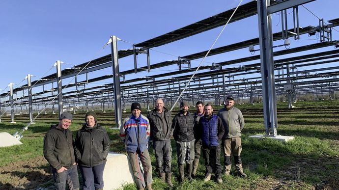 Innover. Trente-cinq vaches pâtureront à partir de juin sous les panneaux photovoltaïques qui couvrent 40% de la surface.  Daphné et Yoann Bizet (à gauche) veulent participer à la recherche de solutions énergétiques innovantes, tout en maintenant leur activité d’élevage. Par des projets réguliers ambitieux, ils veulent aussi fidéliser leurs salariés Frédéric Lenourrichel, Xavier Gautier, Frédéric Lebarbey, Joachim Lepileur, Frédéric Lebarbey, Rodolphe Delahaye, Joachim Lepiler et Thibaut Colin.