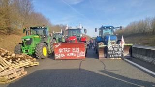 Les agriculteurs et agricultrices ont poursuivi leurs blocages autour de Paris et partout en France. Les agriculteurs et agricultrices ont poursuivi leurs blocages autour de Paris et partout en France.