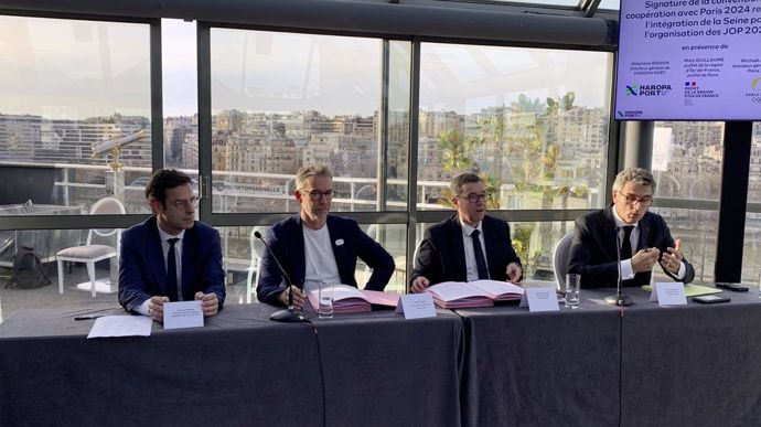 De gauche à droite : Antoine Berbain, DG délégué d'Haropa Port, Michaël Aloïsio, DG délégué Paris 2024, Stéphane Raison, DG d'Haropa Port, et Marc Guillaume, préfet de Paris, ont signé lors de la conférence de presse annuelle d'Haropa Port, lundi 29 janvier à Paris, la convention de coopération entre le Cojop et le premier port français.