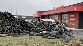 300 agriculteurs de la Haute-Loire ont déversé des pneus et des sacs de laine devant cinquante supermarchés. 300 agriculteurs de la Haute-Loire ont déversé des pneus et des sacs de laine devant cinquante supermarchés.