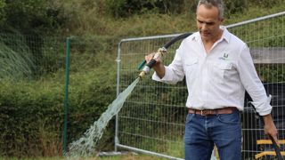 Une fois projeté au sol, le mélange doit sécher une bonne demi-heure, et le tour est joué.