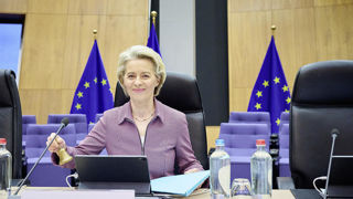 Ursula von der Leyen a affirmé que l'Union européenne souhaite « réduire le fardeau administratif » pesant sur les agriculteurs. Ursula von der Leyen a affirmé que l'Union européenne souhaite « réduire le fardeau administratif » pesant sur les agriculteurs.