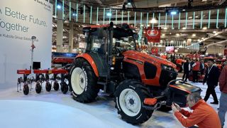 Renforcé par l'arrivée de tracteurs produits en France et de la gamme Kverneland, Kubota a occupé une grande partie d'un hall lors d'Agritechnica 2023. Renforcé par l'arrivée de tracteurs produits en France et de la gamme Kverneland, Kubota a occupé une grande partie d'un hall lors d'Agritechnica 2023.