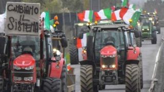 A travers l'Europe, les agriculteurs se mobilisent et les actions de protestations se poursuivent, comme ici en Italie. A travers l'Europe, les agriculteurs se mobilisent et les actions de protestations se poursuivent, comme ici en Italie.