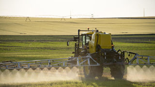 Le plan Ecophyto, qui vise à réduire l'utilisation des pesticides et mis en pause par le gouvernement, était au cœur du débat sénatorial. Le plan Ecophyto, qui vise à réduire l'utilisation des pesticides et mis en pause par le gouvernement, était au cœur du débat sénatorial.