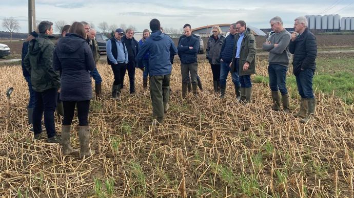 Une vingtaine d'agriculteurs se sont réunis, jeudi 15 février, à Renescure (Nord), dans le cadre du lancement du club fertilité des sols de Ternoveo.