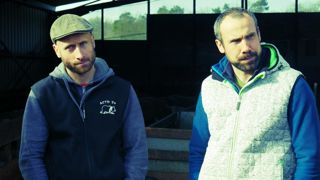 Loïc et Maxime Brunat, le 21 février 2024 à Fouleix, en Dordogne, sur leur exploitation.