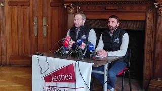 "On serait malhonnêtes de dire que rien ne bouge, mais on déplore d'en être arrivé à ce point là", regrette Arnaud Gaillot, président de Jeunes Agriculteurs à côté de Pierrick Horel, secrétaire général. "On serait malhonnêtes de dire que rien ne bouge, mais on déplore d'en être arrivé à ce point là", regrette Arnaud Gaillot, président de Jeunes Agriculteurs à côté de Pierrick Horel, secrétaire général.