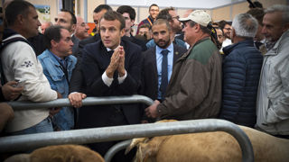 En plus des représentants des principaux syndicats agricoles, Emmanuel Macron a invité les industriels, la grande distribution et les associations environnementales. En plus des représentants des principaux syndicats agricoles, Emmanuel Macron a invité les industriels, la grande distribution et les associations environnementales.