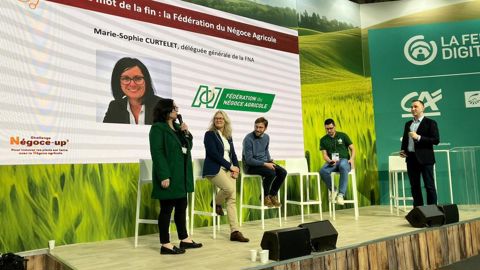 De gauche à droite, Marie-Sophie Curtelet, déléguée générale de la FNA, Quitterie Daire-Gonzalez, directrice des affaires publiques chez Syngenta France, Louis Tiers, directeur du développement des entreprises adhérentes pour Agri Sud-Ouest Innovation, Théo Bartolacci, directeur commercial de Veragrow (un des lauréats de l'édition 2023), et Pierre Compère, consultant, ont lancé le challenge Négoce-up' 2024 au Sia, samedi 24 février.