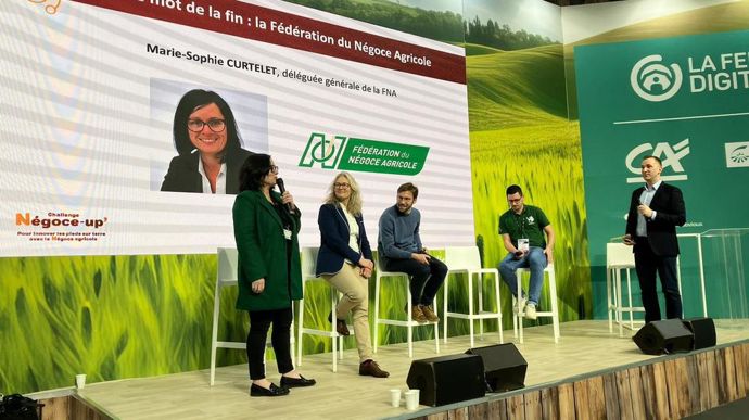 De gauche à droite, Marie-Sophie Curtelet, déléguée générale de la FNA, Quitterie Daire-Gonzalez, directrice des affaires publiques chez Syngenta France, Louis Tiers, directeur du développement des entreprises adhérentes pour Agri Sud-Ouest Innovation, Théo Bartolacci, directeur commercial de Veragrow (un des lauréats de l'édition 2023), et Pierre Compère, consultant, ont lancé le challenge Négoce-up' 2024 au Sia, samedi 24 février.