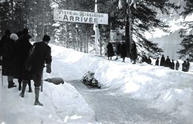 En 1924, les champions enchaînaient les virages à bord d'un bobsleigh... En 1924, les champions enchaînaient les virages à bord d'un bobsleigh...
