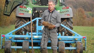 Jean-Luc Hardy pratique la fissuration lorsque la prairie est en végétation et les sols ressuyés.