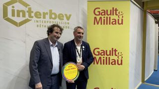 Marc Esquerré (Gault et Millau) symbolise le partenariat en remettant le prix « Cuisine des prairies et des pâturages » à Emmanuel Bernard (Interbev). Marc Esquerré (Gault et Millau) symbolise le partenariat en remettant le prix « Cuisine des prairies et des pâturages » à Emmanuel Bernard (Interbev).