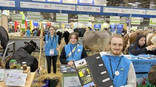 Les apprentis du centre de formation de la Bergerie nationale de Rambouillet entament leur première journée au Salon international de l'agriculture. Les apprentis du centre de formation de la Bergerie nationale de Rambouillet entament leur première journée au Salon international de l'agriculture.