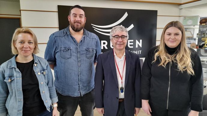 De gauche à droite, Estelle Gallais, responsable pôle recrutement et marque employeur chez Eureden, Antoine Carvazo, alternant branche agriculture, Vincent Lecouffe, directeur transformation, organisation et ressources humaines, et Marine Chauvel, alternante Eureden Groupe, ont présenté les différents outils mis en place pour les alternants, mardi 27 février, à Theix (Morbihan).