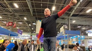 Patrick Mercier, ex-président de l’AOP camembert de Normandie, devant le stand de Lactalis, dénonce l’utilisation abusive du terme Normandie par l’industriel. Patrick Mercier, ex-président de l’AOP camembert de Normandie, devant le stand de Lactalis, dénonce l’utilisation abusive du terme Normandie par l’industriel.