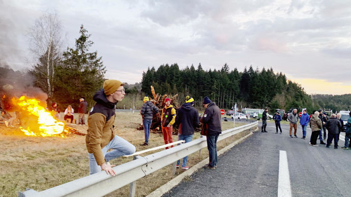 Blocage de route par des agriculteurs.