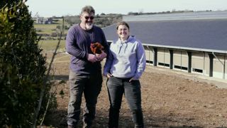 Pour son installation en 2021, Candice Cholvy avec son père Bernard ont investi dans une nouvelle bergerie et un bâtiment de 12 000 poules pondeuses bio. Pour son installation en 2021, Candice Cholvy avec son père Bernard ont investi dans une nouvelle bergerie et un bâtiment de 12 000 poules pondeuses bio.