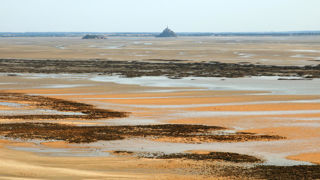 D’une hauteur de 60 à 80 mètres, les falaises dévoilent l’étendue de la baie du Mont-Saint-Michel, de Granville à la pointe de Cancale. D’une hauteur de 60 à 80 mètres, les falaises dévoilent l’étendue de la baie du Mont-Saint-Michel, de Granville à la pointe de Cancale.