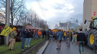 Plusieurs dizaines d'agriculteurs se sont rassemblés le 11 mars 2024 devant l'hôtel de la région Nouvelle-Aquitaine. Plusieurs dizaines d'agriculteurs se sont rassemblés le 11 mars 2024 devant l'hôtel de la région Nouvelle-Aquitaine.