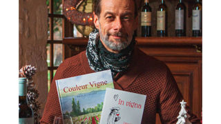 Nicolas Lesaint, le directeur technique du Château Reignac, dans le Bordelais, rassemble 15 années d’écriture dans son roman « In vigna, dans la tête d'un vigneron ». Nicolas Lesaint, le directeur technique du Château Reignac, dans le Bordelais, rassemble 15 années d’écriture dans son roman « In vigna, dans la tête d'un vigneron ».