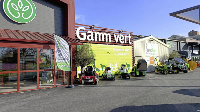 Le nouveau magasin regroupe Gamm vert (jardinerie grand public), Agrifeel contact (à destination des agriculteurs) et Innovert (motoculture) en espérant mixer les publics dans chacune de ces enseignes.
