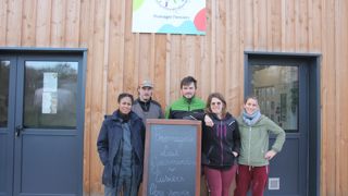 De droite à gauche : Alexia, Justine et Benoit Tessier, les trois associés du Gaec Gaec de la Vallée de Saint-Flour, accompagnés de Simon et Cindy, leurs deux salariés, devant le magasin et le laboratoire. (Attention sur Photo GV01 B, c’est Alexia, Benoit Justine…)