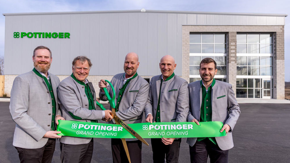 de gauche à droite TC Truesdell, Klaus Pöttinger, co-actionnaire de Pottinger, Andrew Brown, directeur général de Pöttinger US et Canada, Gregor Dietachmayr, porte-parole de la direction, Stefan Amering, directeur commercial et marketing global. de gauche à droite TC Truesdell, Klaus Pöttinger, co-actionnaire de Pottinger, Andrew Brown, directeur général de Pöttinger US et Canada, Gregor Dietachmayr, porte-parole de la direction, Stefan Amering, directeur commercial et marketing global.