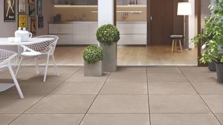 En ajoutant un bouchon d'alcool à votre eau chaude, vous limiterez l'encrassement de votre carrelage. En ajoutant un bouchon d'alcool à votre eau chaude, vous limiterez l'encrassement de votre carrelage.