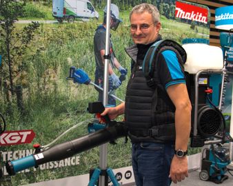 Pulvérisateur à deux batteries Makita PM001 GL202. (©Moteurs & Réseaux)