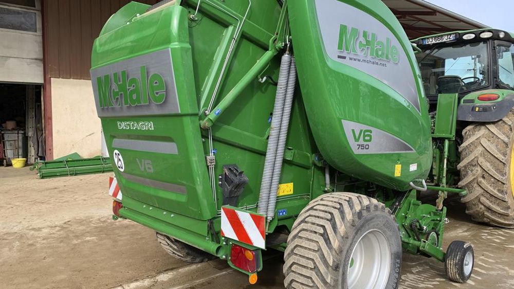 Par l'intermédiaire du concessionnaire Distagri (Doubs), nous nous sommes rendus chez Benoit Dufay pour relever les points à vérifier avant l'achat d'une V6 d'occasion. L'entrepreneur utilise ce modèle McHale V6 750, affichant 9 000 balles au compteur en trois campagnes.