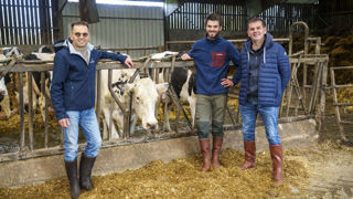 Chez Thierry, Félix et Yann Bertot (de gauche à droite), neuf vaches ont dépassé les 100 000 litres de lait. Chez Thierry, Félix et Yann Bertot (de gauche à droite), neuf vaches ont dépassé les 100 000 litres de lait.