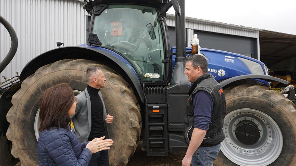 Donatien Le Voguer (à droite sur la photo) est accompagné par Marie-Angélique Le Jeune et Jean-François Bodennec, du Crédit Mutuel de Bretagne, dans le choix de ses solutions de financement.