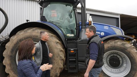 Donatien Le Voguer (à droite sur la photo) est accompagné par Marie-Angélique Le Jeune et Jean-François Bodennec, du Crédit Mutuel de Bretagne, dans le choix de ses solutions de financement.