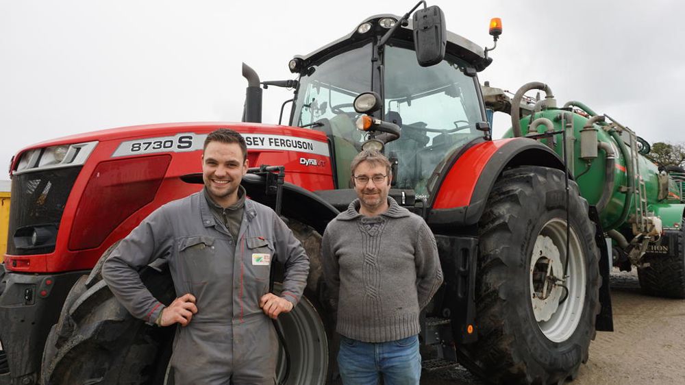 La confiance instaurée entre Erwan Raguenes (à droite sur la photo), responsable de l’entreprise, et Corentin Rioual (à gauche), chauffeur, participe à l’efficacité des prestations.