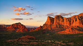 Cathedral Rock, composé de grès rouge, est un célèbre rocher de Sedona. Cathedral Rock, composé de grès rouge, est un célèbre rocher de Sedona.