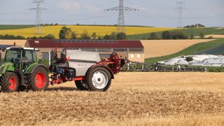 Le système Boom Assist de Kuhn se voit doter de vérins et de distributeurs hydrauliques supplémentaires.