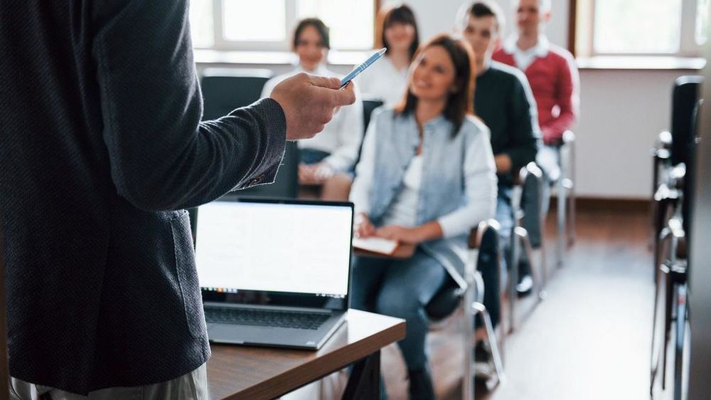 Une connaissance approfondie des approches managériales offre la possibilité d’adapter son style de leadership aux motivations et aux compétences de chaque collaborateur, favorisant ainsi un climat de confiance et de respect mutuel au sein de l’équipe.