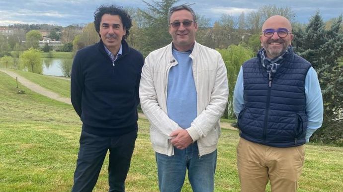 Damien Leca (à g.) cède sa place à David Poques (à dr.), qui dirigera le groupe Gersycoop aux côtés du président Jean-Jacques Peyret (au centre).