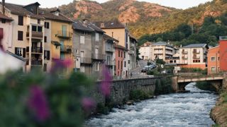 La ville d’Ax-les-Thermes (Ariège) offre aux épris de nature de nombreuses activités accessibles aux familles. La ville d’Ax-les-Thermes (Ariège) offre aux épris de nature de nombreuses activités accessibles aux familles.