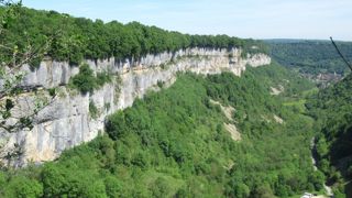 Les amphithéâtres rocheux des reculées du Haut Jura se découvrent à pied.
