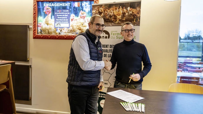 Gilles Agut (à g.), directeur filière volaille du Périgord chez Maïsadour, et Mathieu Boudot, cofondateur des restaurants Meuh !, officialisent leur partenariat.