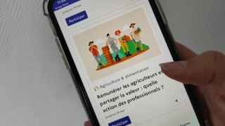 Deux consultations sont disponibles sur l'application Agora, dont une destinée aux professionnels. Deux consultations sont disponibles sur l'application Agora, dont une destinée aux professionnels.