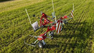 Les faneuses Alpine Massey-Ferguson sont disponibles en trois largeurs de travail : 4, 4,3 et 5,7 m. Les faneuses Alpine Massey-Ferguson sont disponibles en trois largeurs de travail : 4, 4,3 et 5,7 m.
