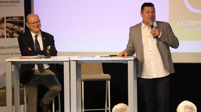 Jean de Balathier et Patrice Dumas, respectivement directeur et président de La Coopération agricole Auvergne-Rhône-Alpes, lors de l'assemblée générale de l'organisation, vendredi 12 avril, à Champagne-au-Mont-d’Or (Rhône).