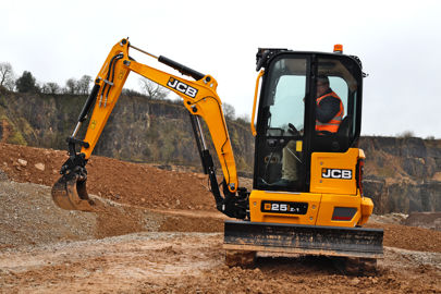  Le modèle JCB 25Z-1 est à zéro déport, la giration de la cabine s’effectuant dans la largeur du train de chenilles.