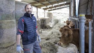 « J'ai d'abord investi dans le troupeau avant de construire ces trois tunnels d'élevage avec une table d'alimentation couverte », note Sébastien Barboteu. « J'ai d'abord investi dans le troupeau avant de construire ces trois tunnels d'élevage avec une table d'alimentation couverte », note Sébastien Barboteu.