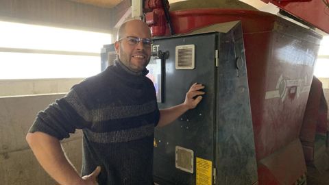 Julien Maire utilise le robot Trioliet depuis 2022, ce qui lui libère du temps pour d’autres activités, et ceci, sans générer de stress.