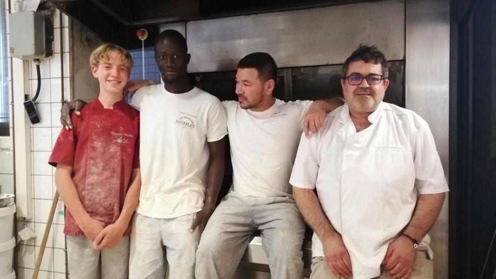 Ambiance chaleureuse et efficace au Petit Fournil à Thionville. Le patron Michel Panek (à droite sur la photo) a prévu de céder son fonds à Abdul, 35 ans, originaire d’Afghanistan (à sa droite) d’ici deux ou trois ans.